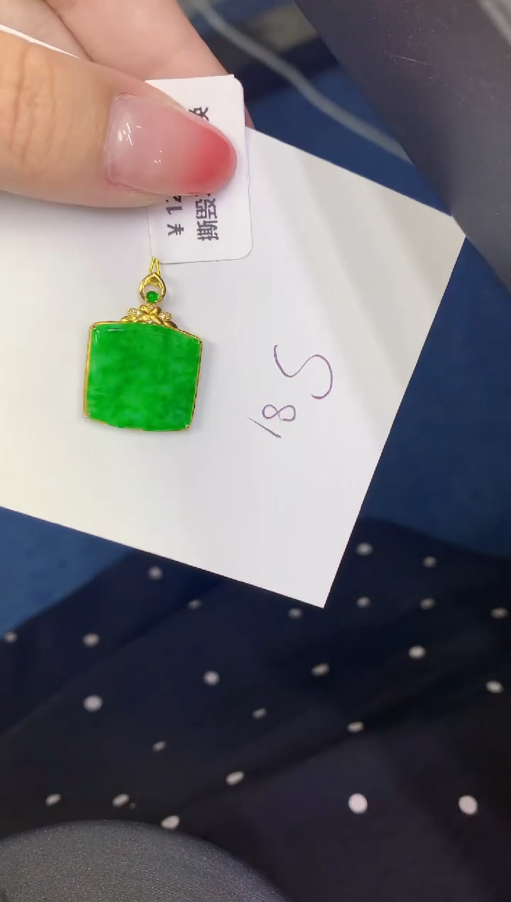 翡翠18K金镶嵌颈饰缅甸天然翡翠A货