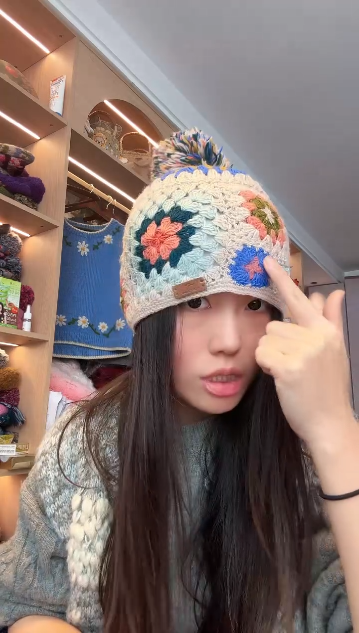 羊毛彩色钩织帽 
