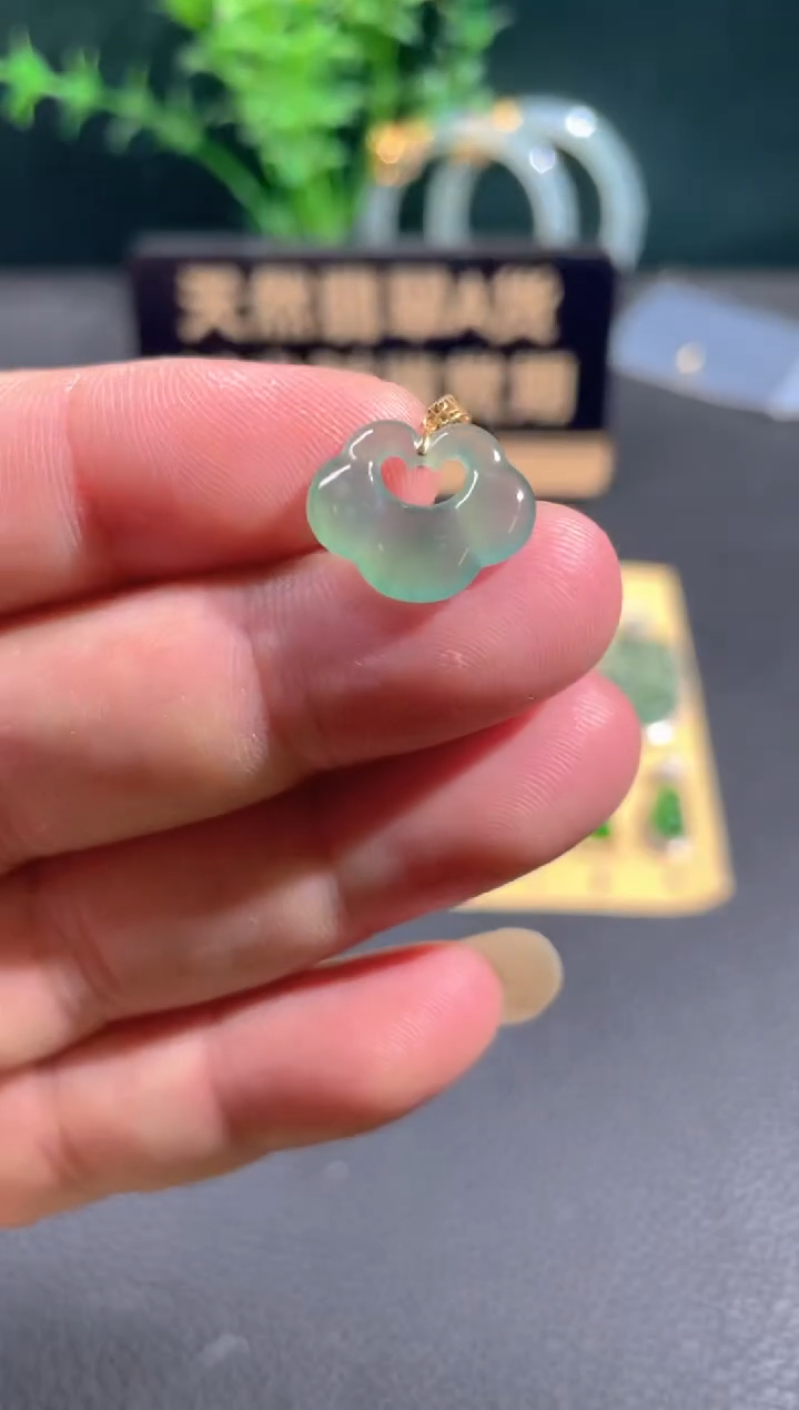 翡翠18K金镶嵌颈饰翡翠