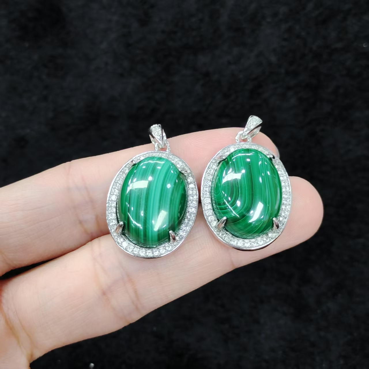 【老三珠宝】孔雀石鸽子蛋面吊坠赠皮绳【多样性发其一】