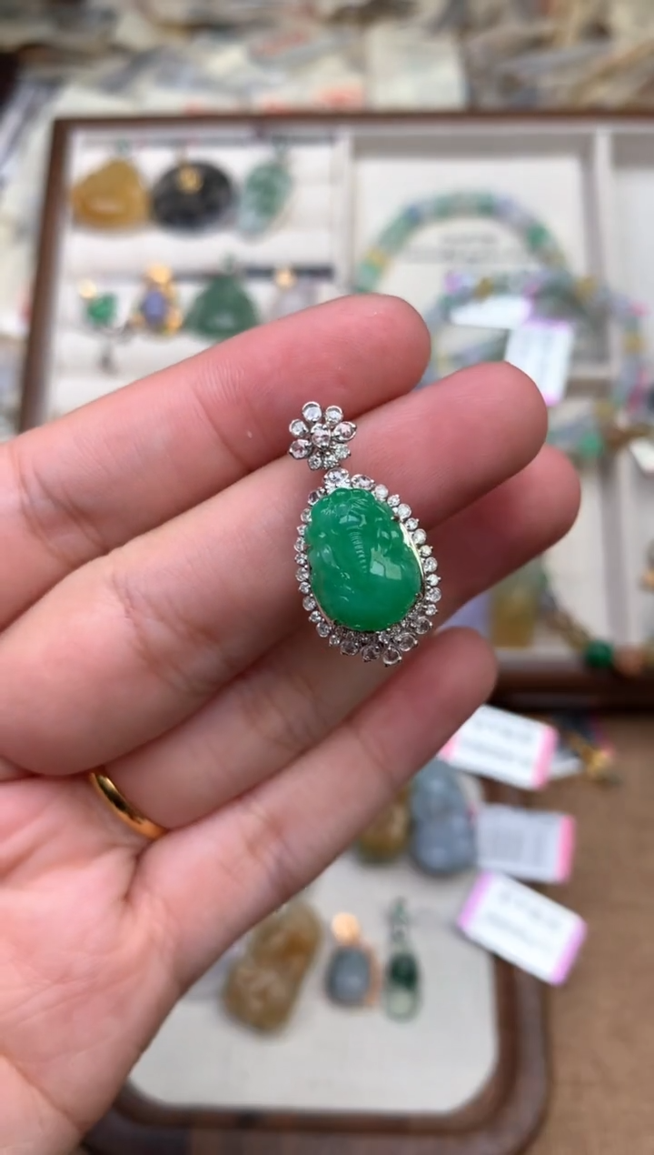 18K金镶嵌挂件翡翠— 