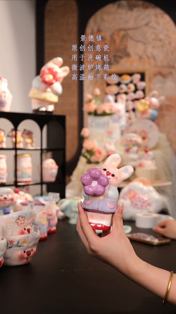 摆件景德镇手工手绘高温釉下彩设计师款