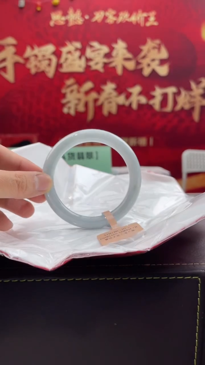 【闪购商品】翡翠手镯未镶嵌19翡翠手镯（微瑕）