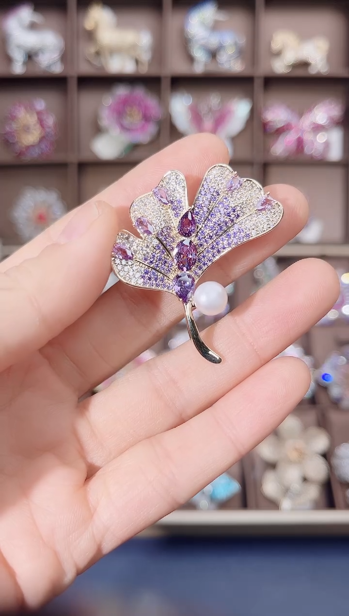锆石铜合金银杏叶胸针