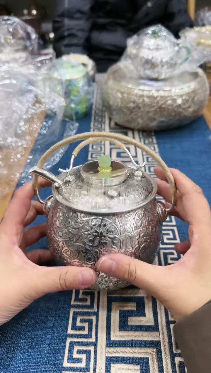 【闪购商品】足银999缠枝莲双身亮色壶
