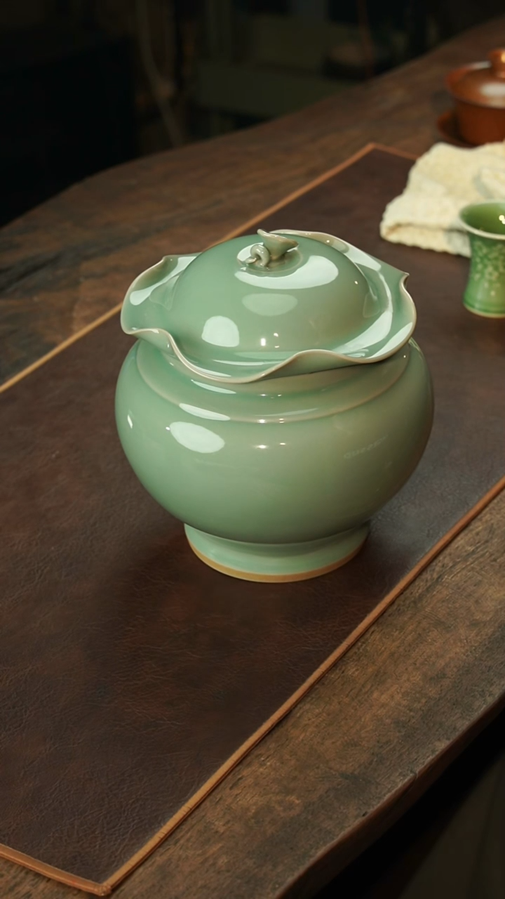 【闪购商品】瓷片荷叶盖罐 大号