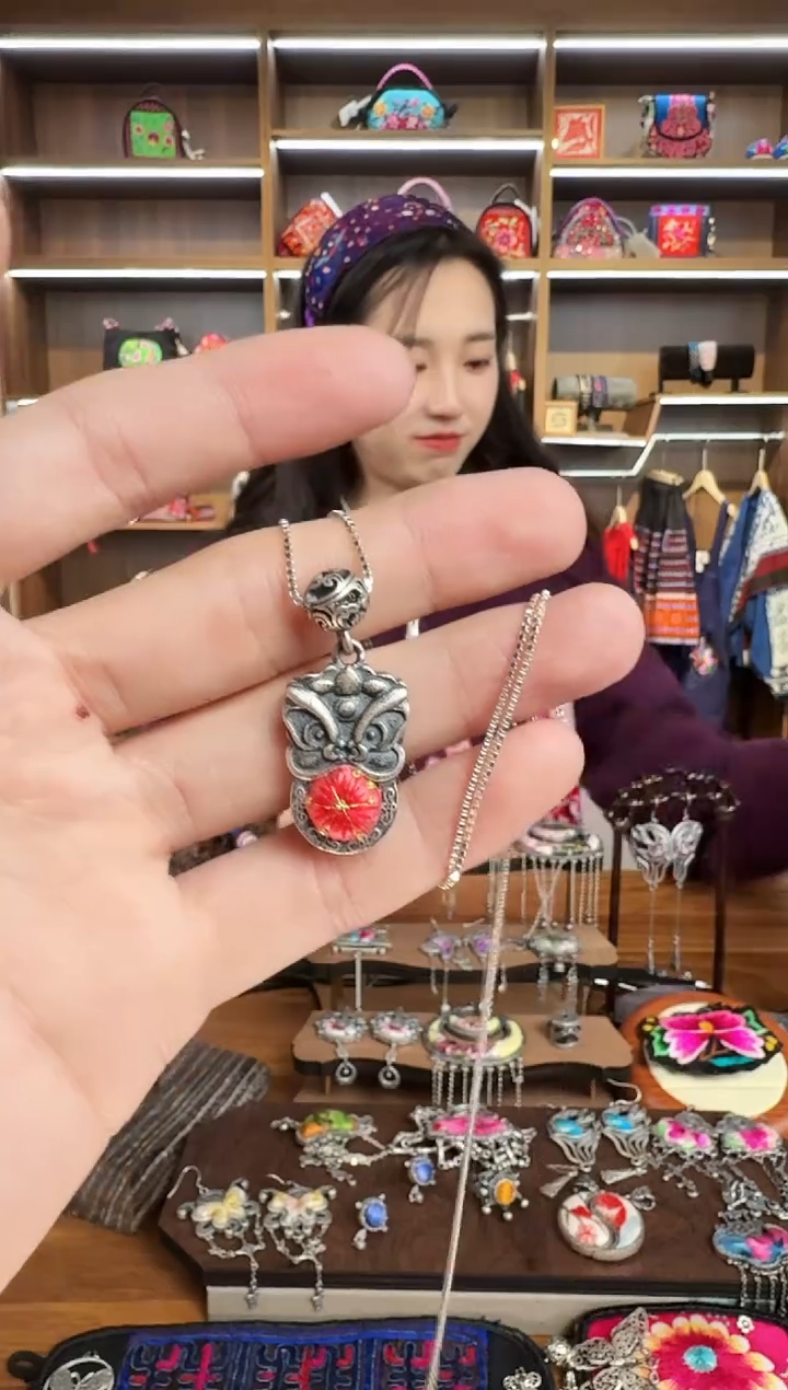 【闪购商品】织绣213蒙阿苏苗绣传承