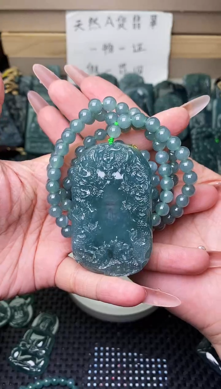 颈饰未镶嵌翡翠 