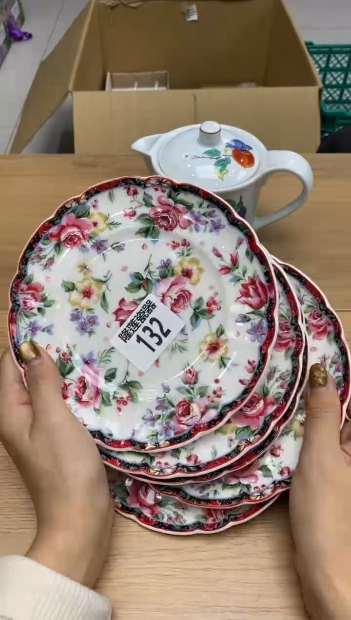 瓷片往***生隆莲瓷器欢迎大家