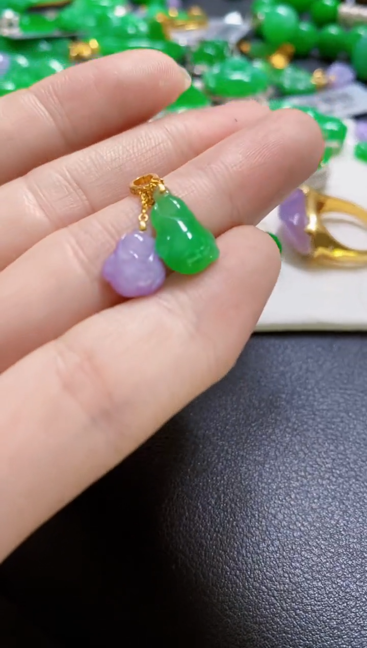 颈饰18K金镶嵌翡翠吊坠