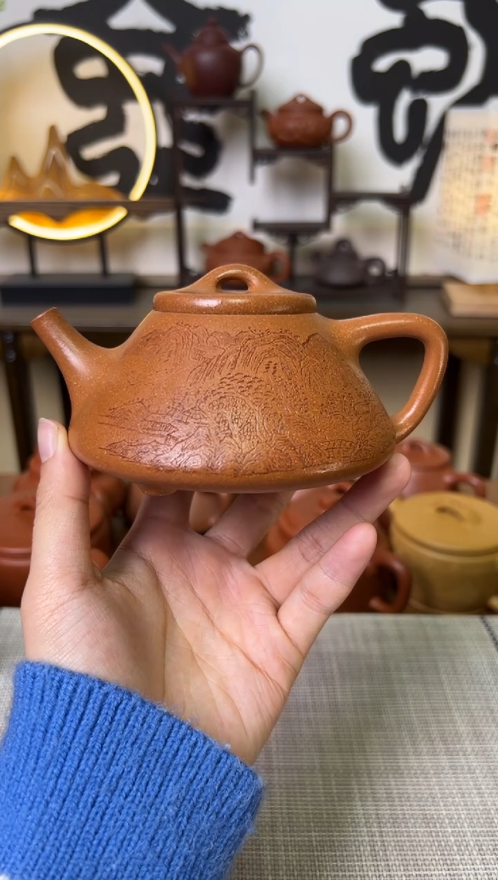 【闪购商品】段泥茶壶黄降坡子冶石瓢壶山水刻250CC-杨志琴