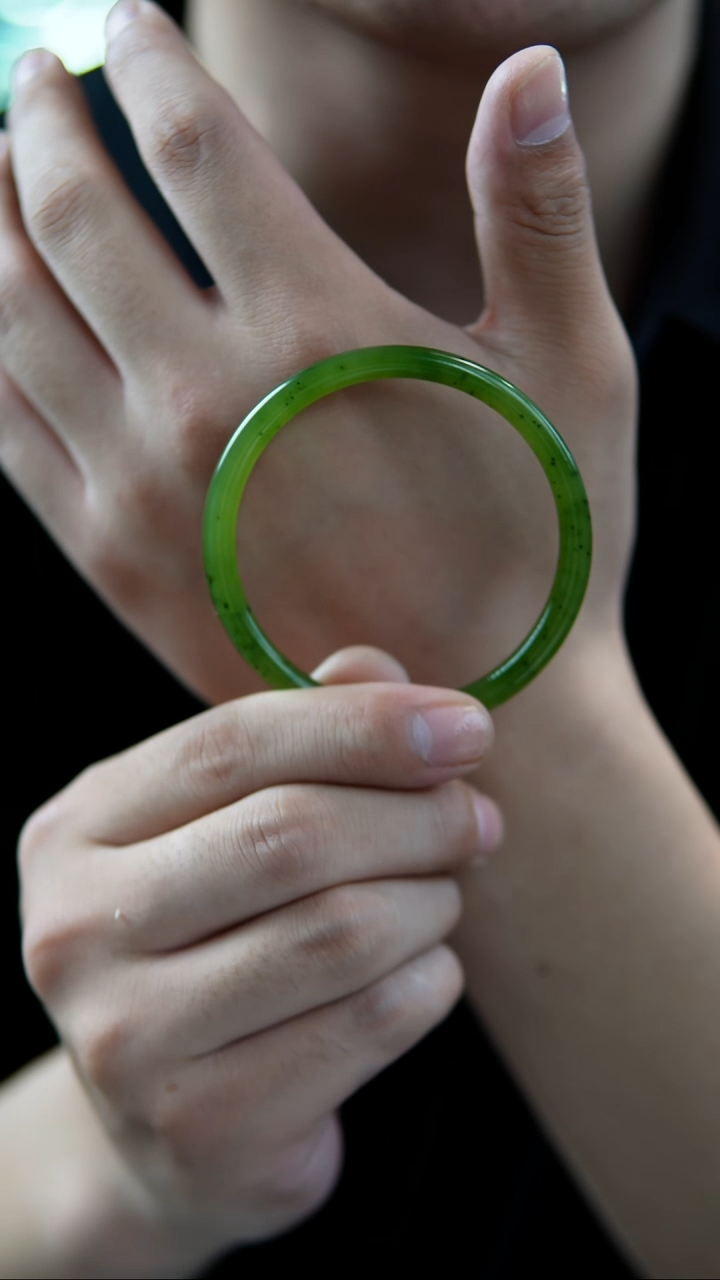 【闪购商品】和田玉手镯未镶嵌58苹绿手镯