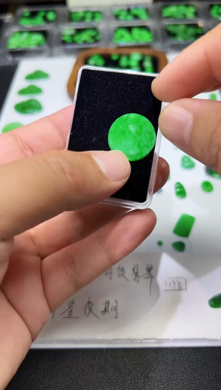 裸石翡翠天然缅甸A货翡翠一件