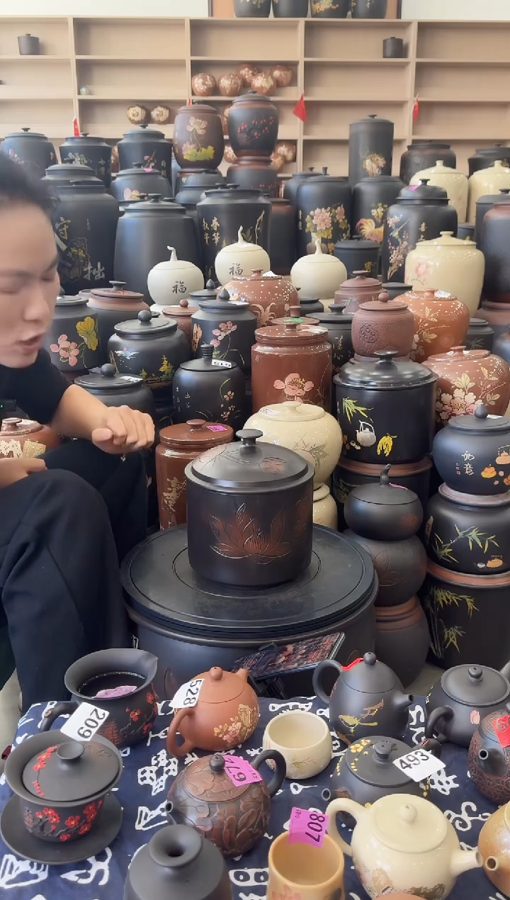 罐瑕疵茶叶罐   小五饼荷花拱盖   629