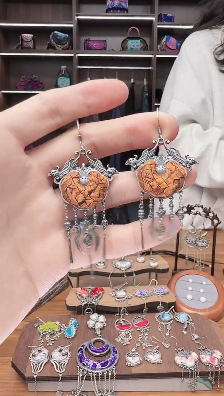 织绣46蒙阿苏苗绣传承店