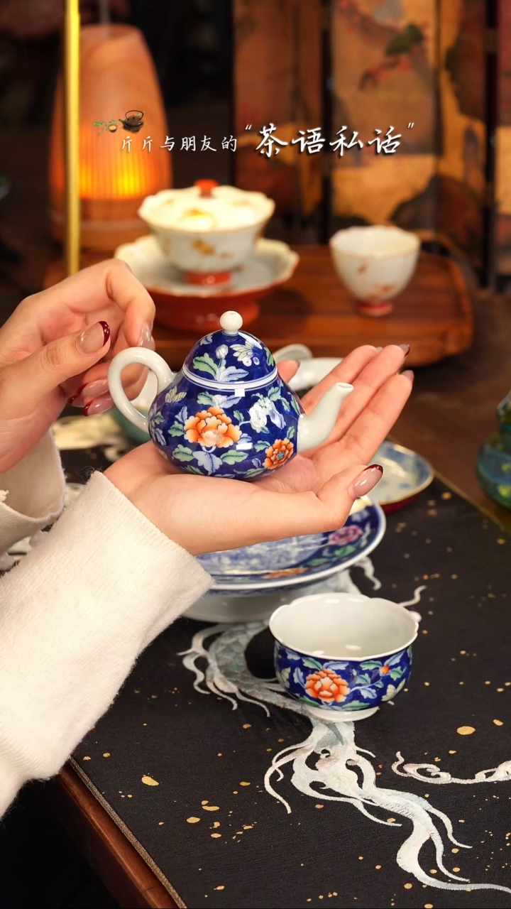 【闪购商品】卓君   斗彩   蓝地牡丹    小壶