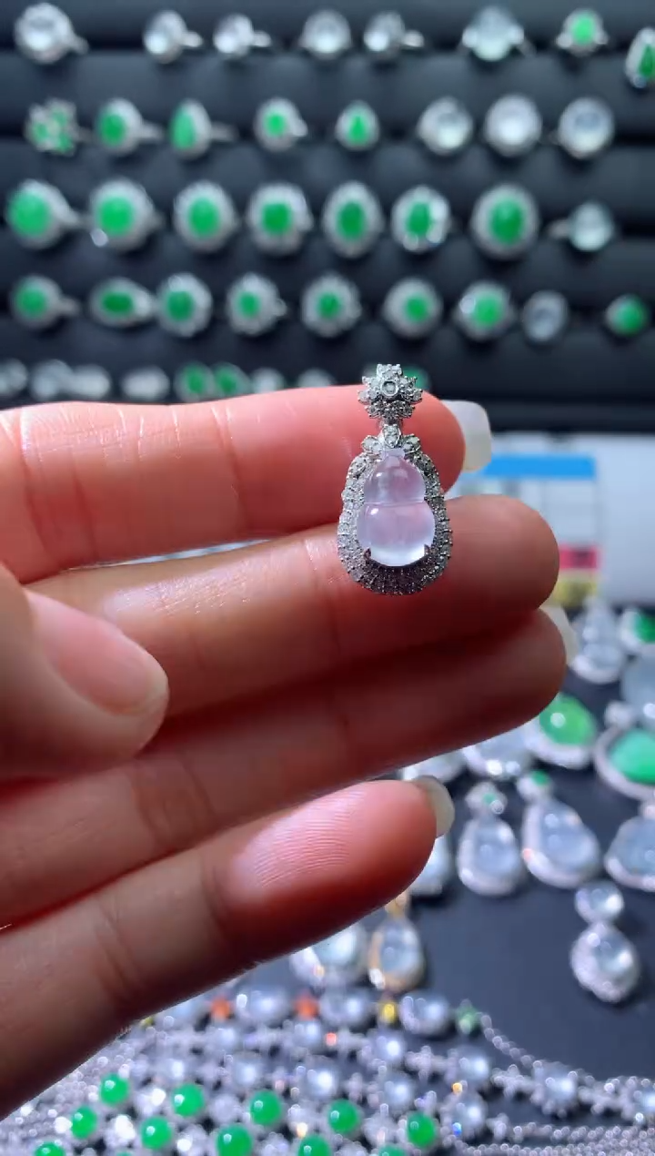 颈饰18K金镶嵌翡翠18K翡翠伴钻