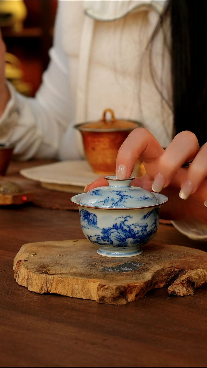 包铜青花山水盖碗.
