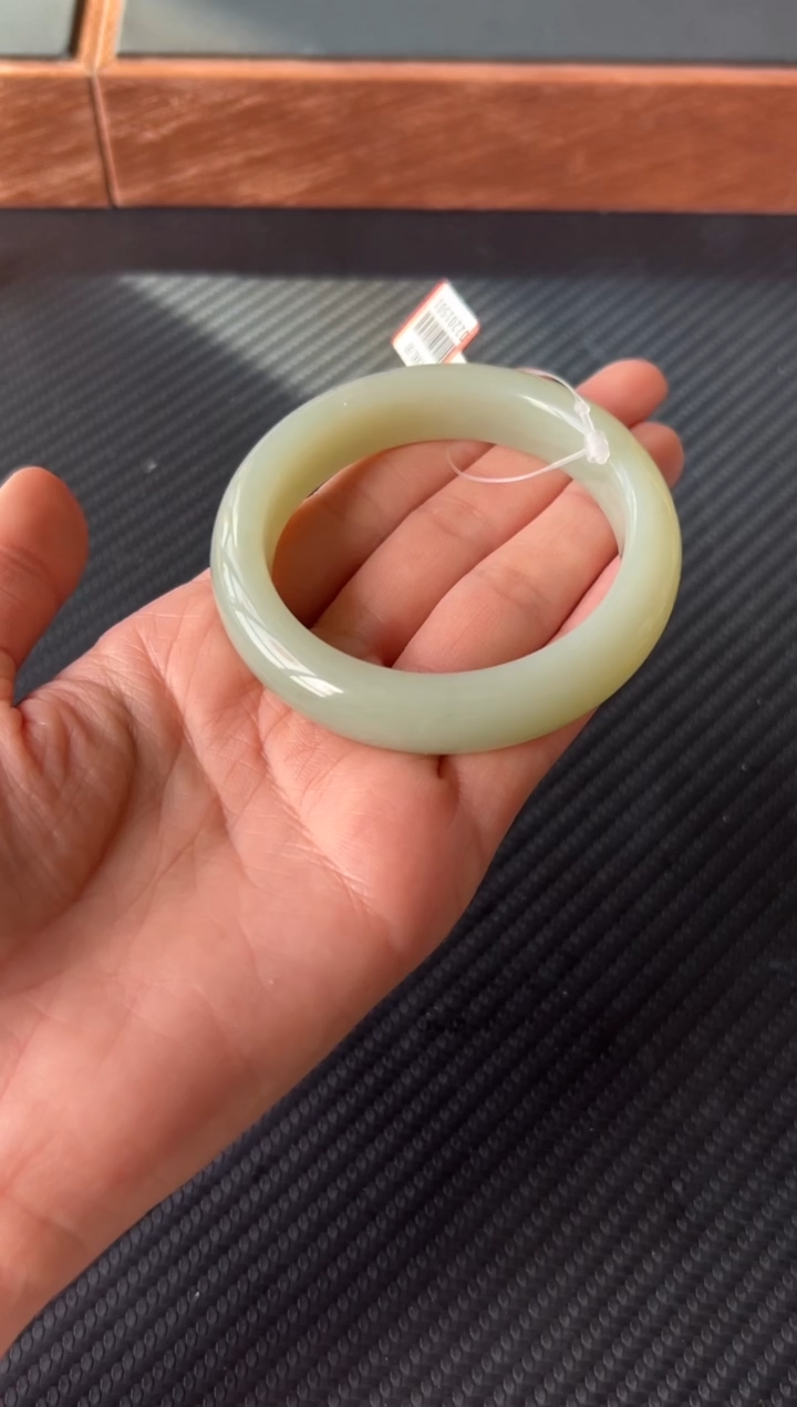 和田玉未镶嵌手镯且末微色差近矿55