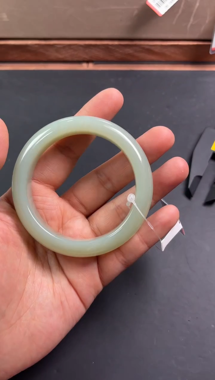 【闪购商品】和田玉手镯未镶嵌且末微色差近矿s54