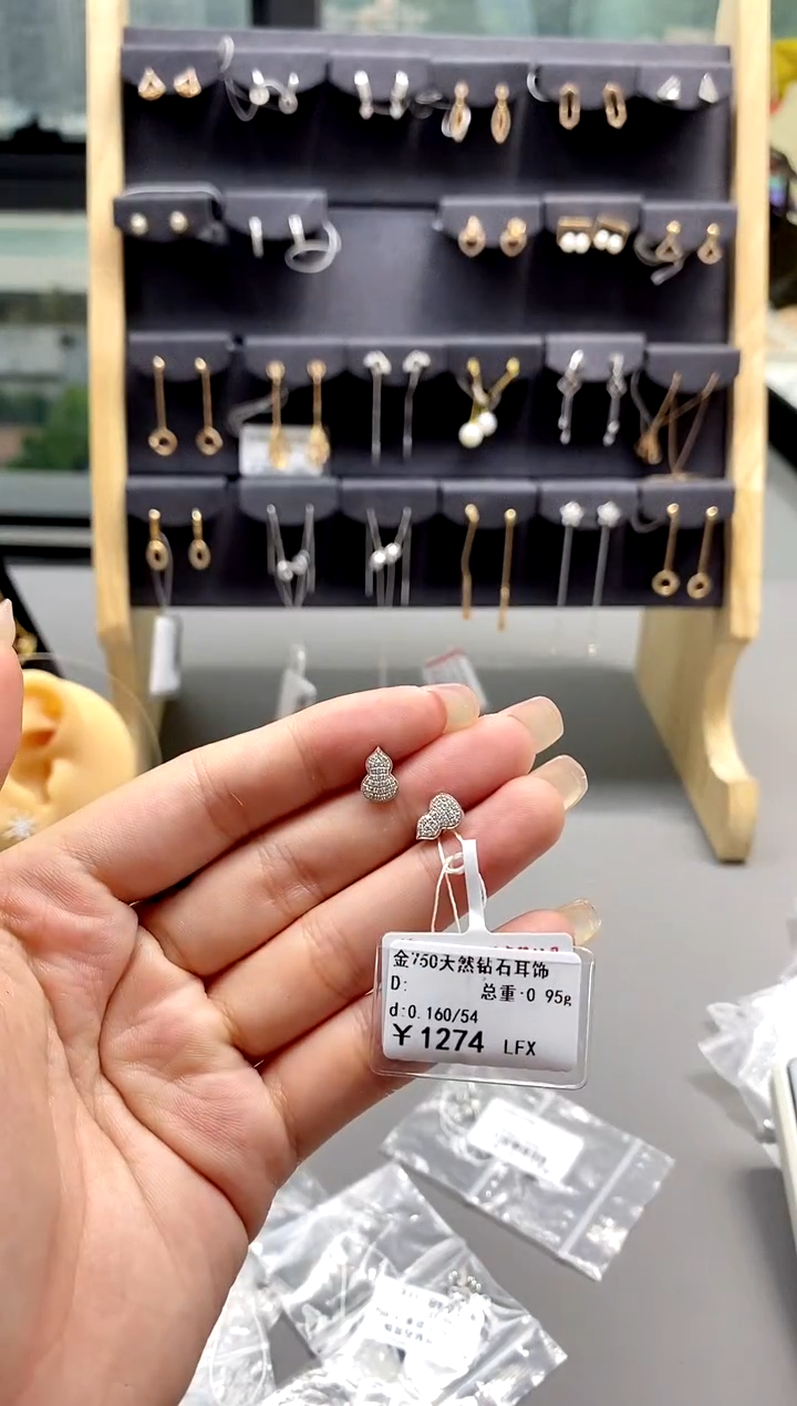 【闪购商品】钻石耳饰18K金镶嵌标签损坏不退不换