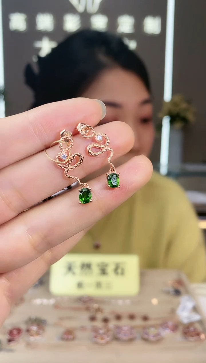 【闪购商品】透辉石耳饰银S925镶嵌耳饰