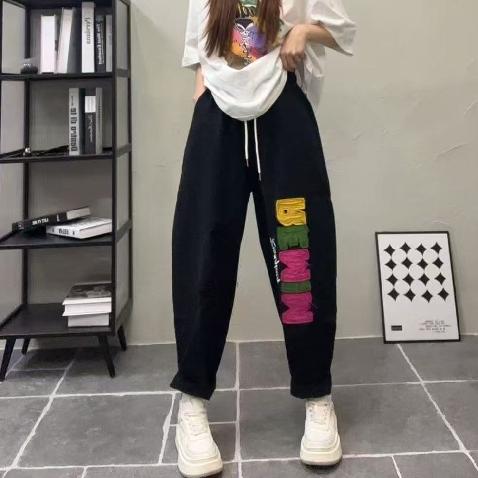 青禾-时尚休闲百搭彩色字母贴布款休闲裤MHT6325