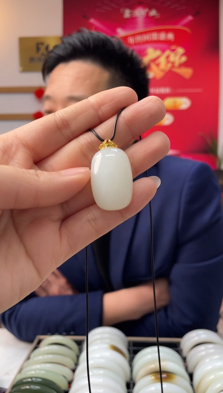 【闪购商品】和田玉颈饰18K金镶嵌无事牌吊坠随机发一件