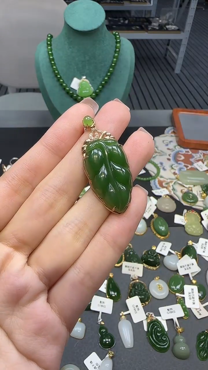 18K金镶嵌和田玉挂件1