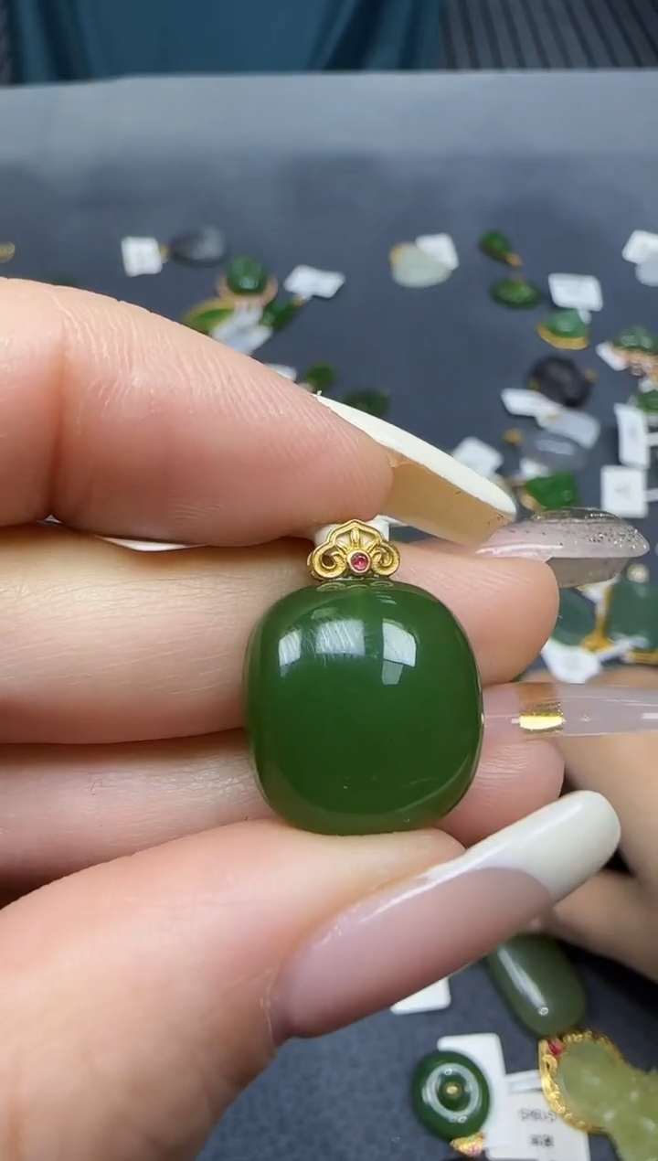 【闪购商品】和田玉挂件18K金镶嵌1