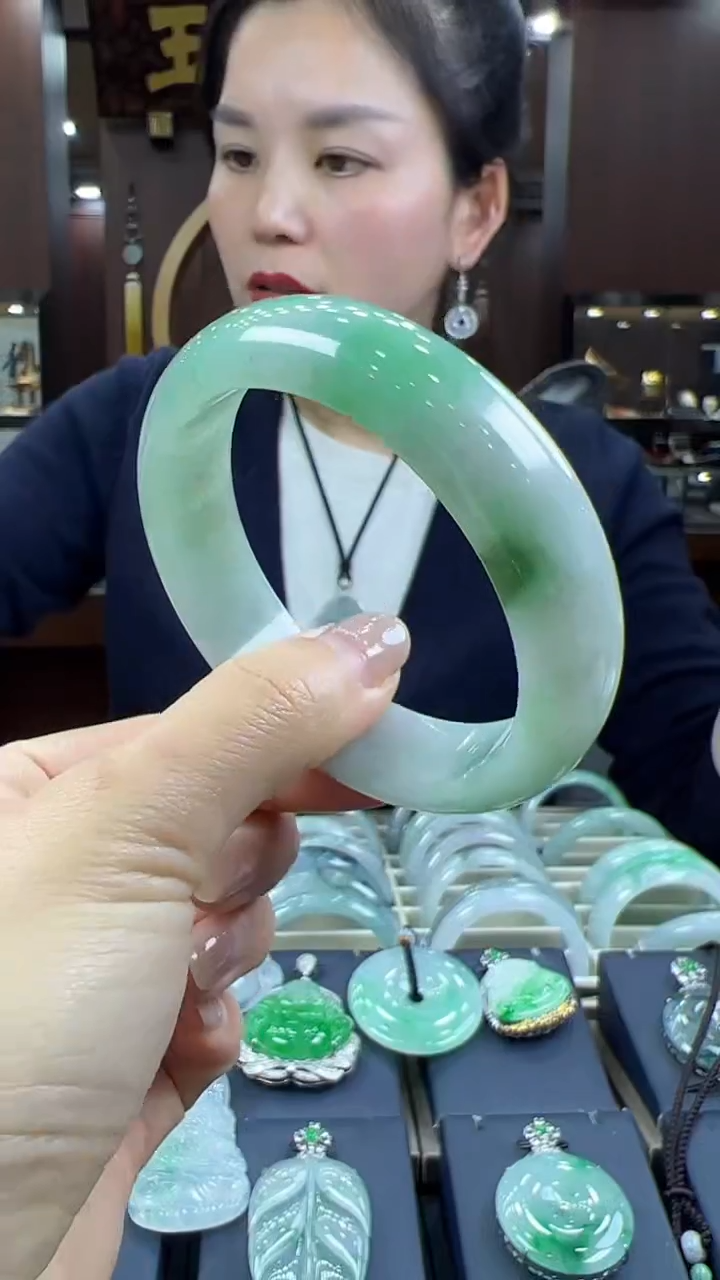 【闪购商品】翡翠手镯未镶嵌手镯 有纹