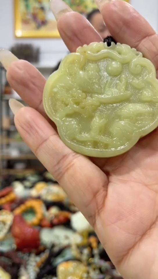 未镶嵌蛇纹石玉吊坠    