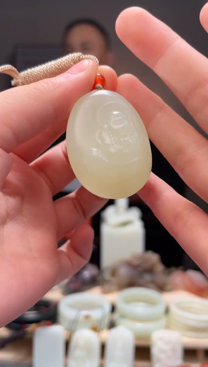 颈饰未镶嵌和田玉吊坠