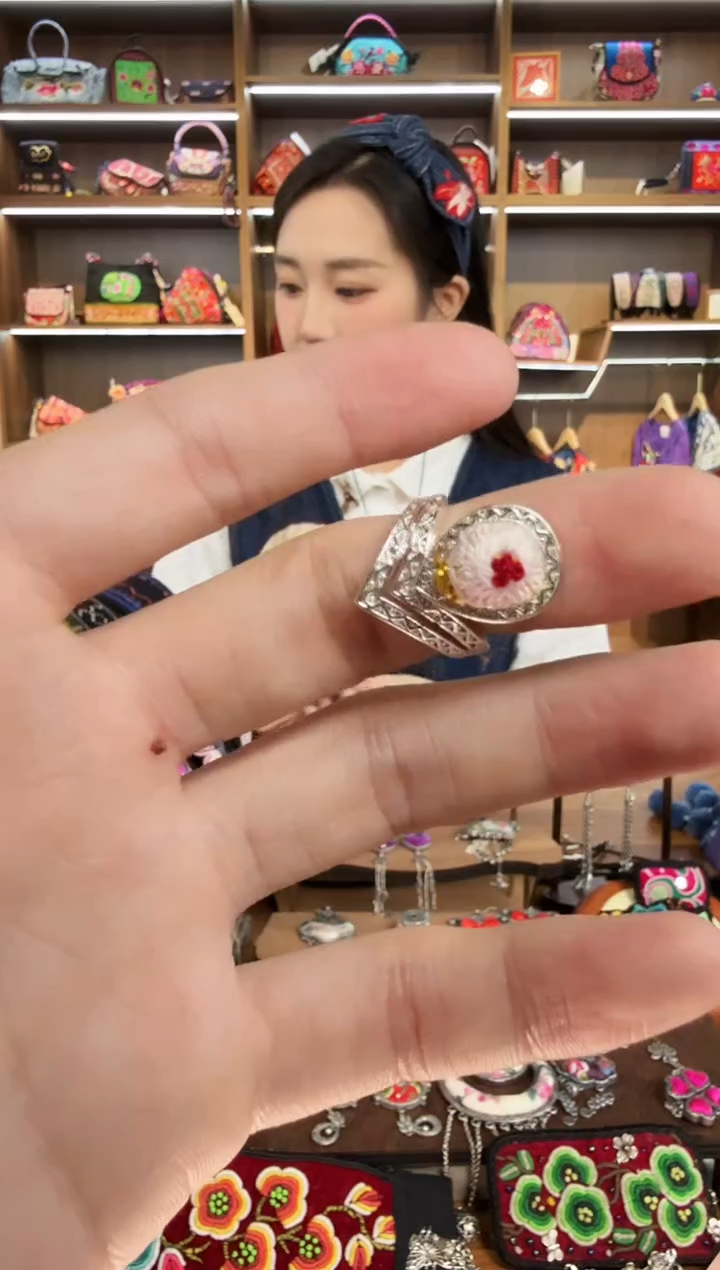 【闪购商品】织绣43蒙阿苏苗绣传承