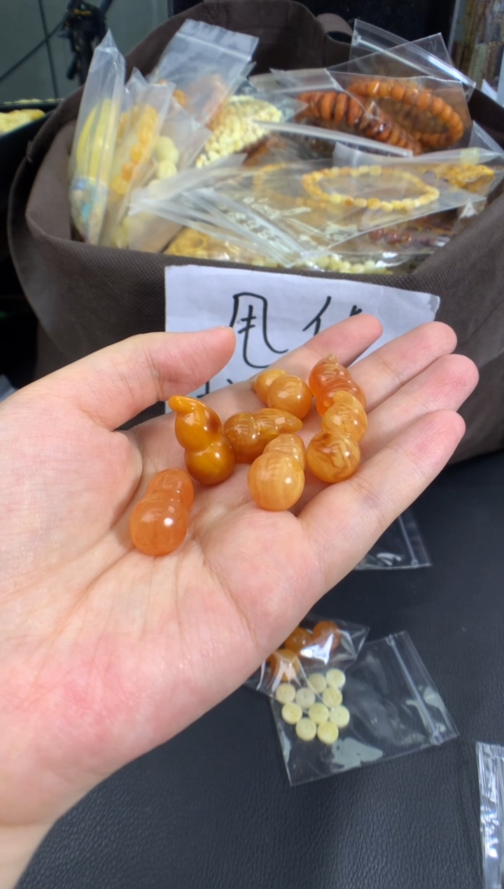 蜜蜡未镶嵌珠宝奇石多样性发一件