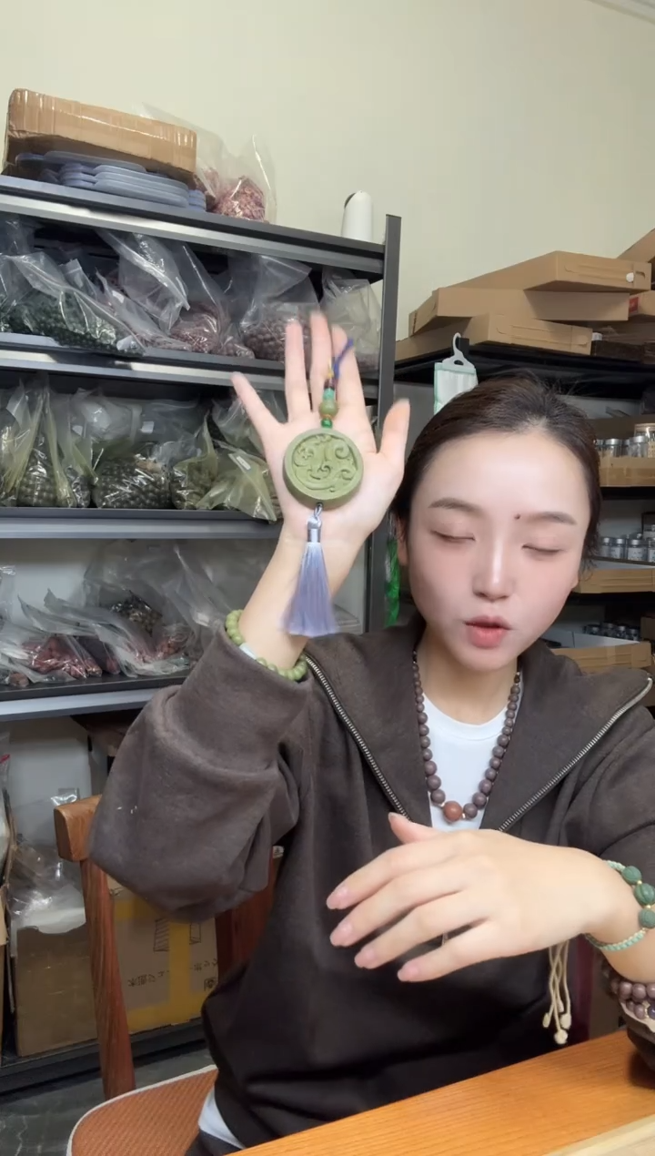 泥塑放青松香风鸟合香牌