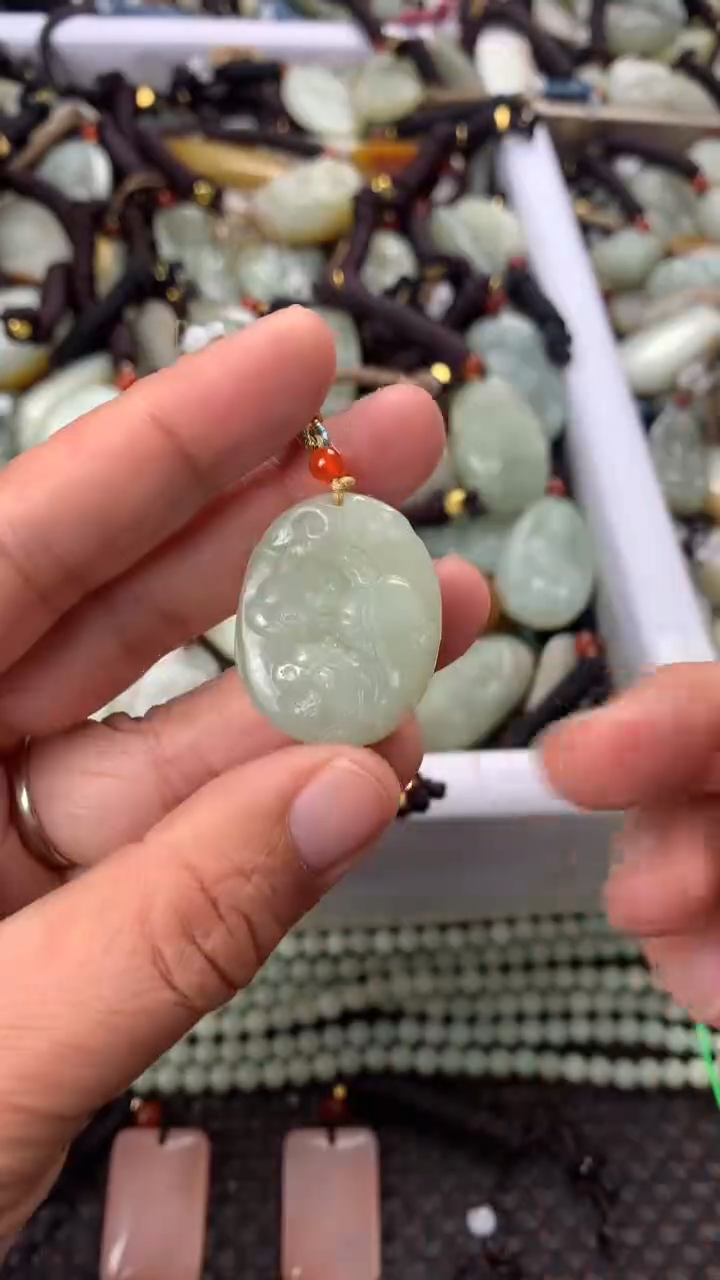 【闪购商品】和田玉颈饰未镶嵌多样性发货没有证书，拍一发一.有瑕