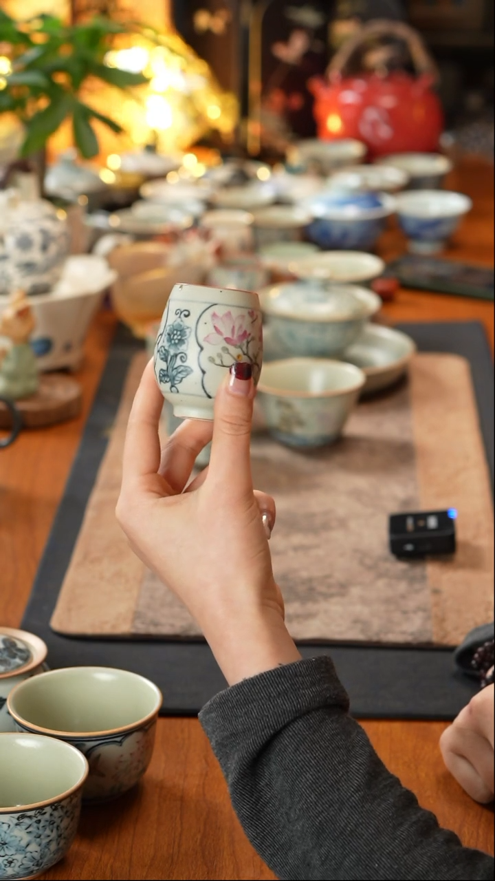 【闪购商品】素谷青花牡丹加彩玉兰花腰鼓主人杯