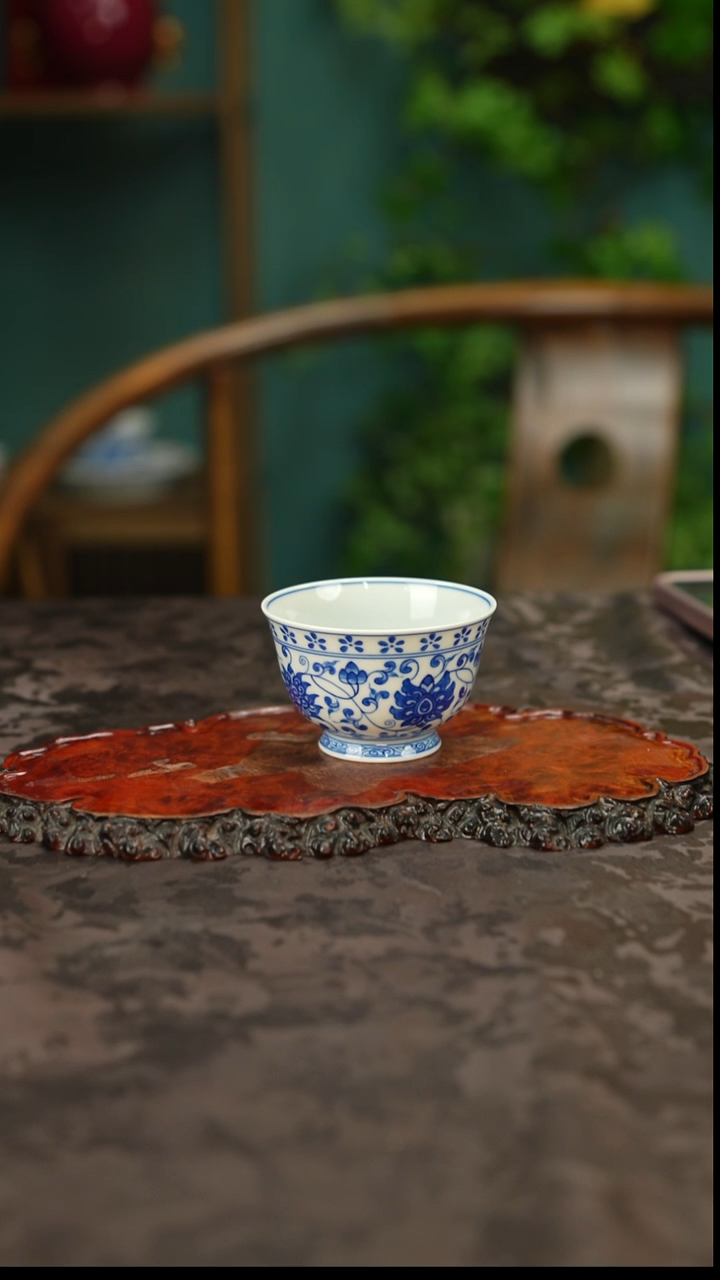青花手绘缠枝莲主人杯