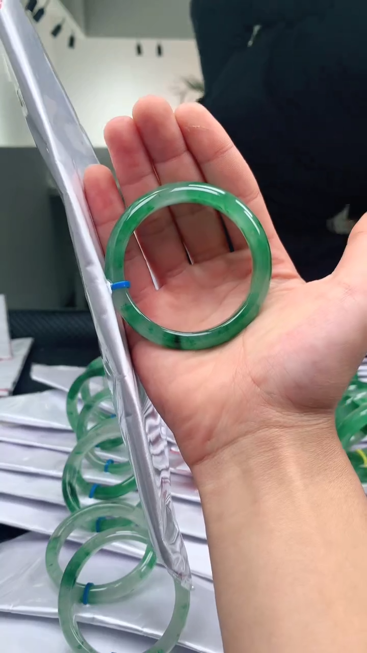 【闪购商品】石英质玉手镯未镶嵌冰飘花手镯