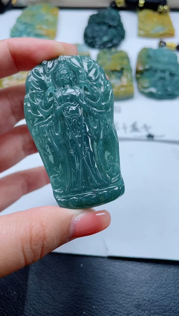 翡翠未镶嵌颈饰            
