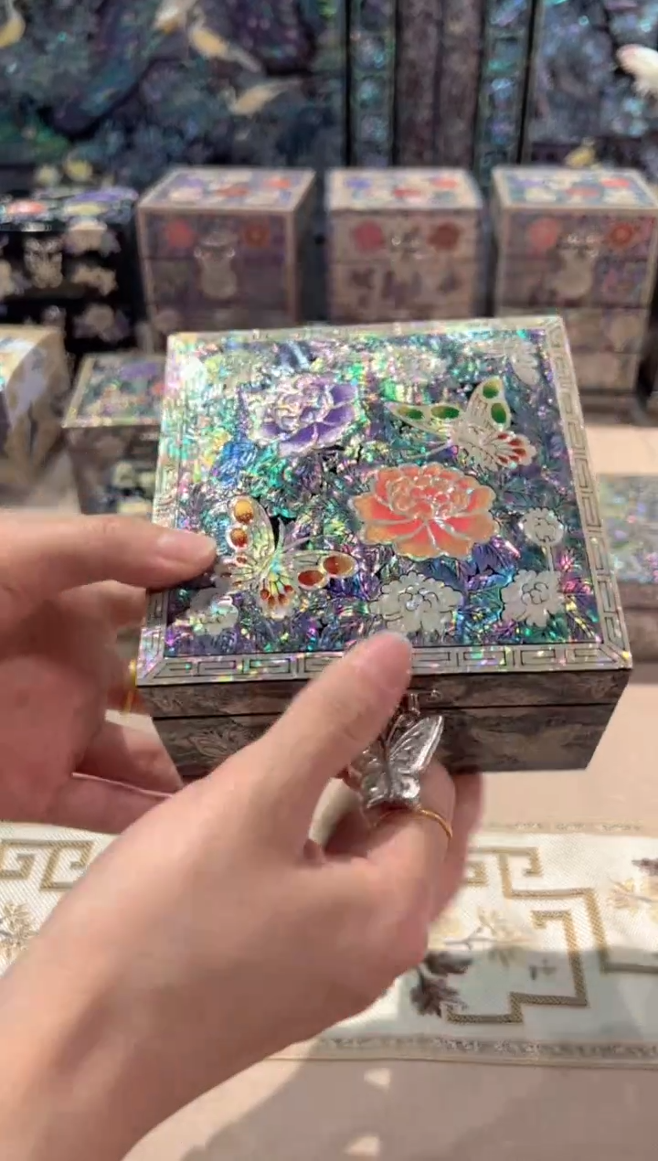 白边黑底·弘贝雅螺钿漆器文化馆