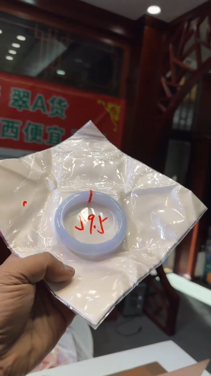 未镶嵌手镯翡翠手镯包容价