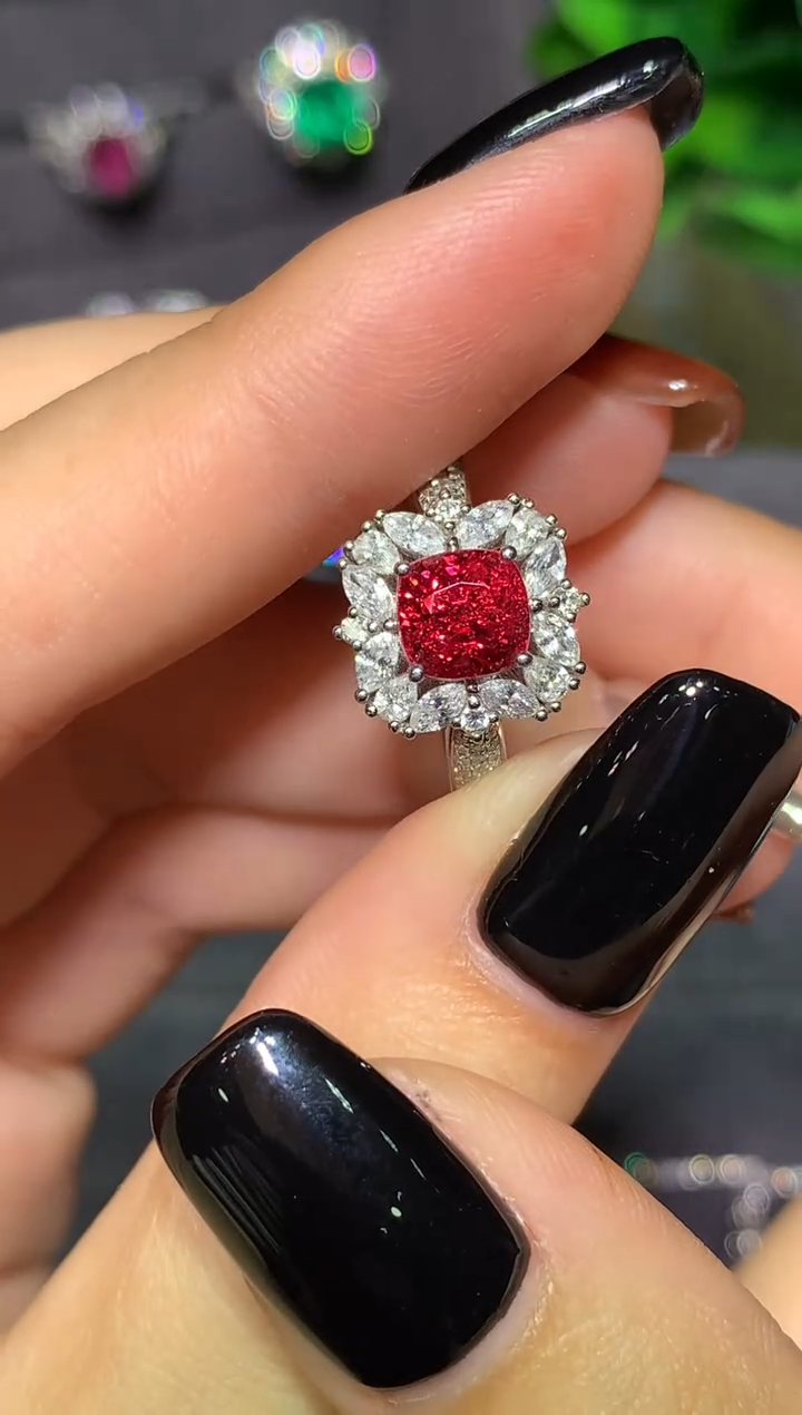 18K金镶嵌戒指尖晶石1.67CT