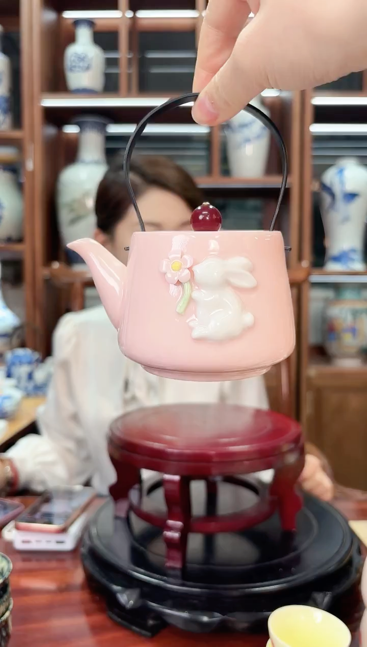 A46景德镇红稀稀小兔子提梁壶一只