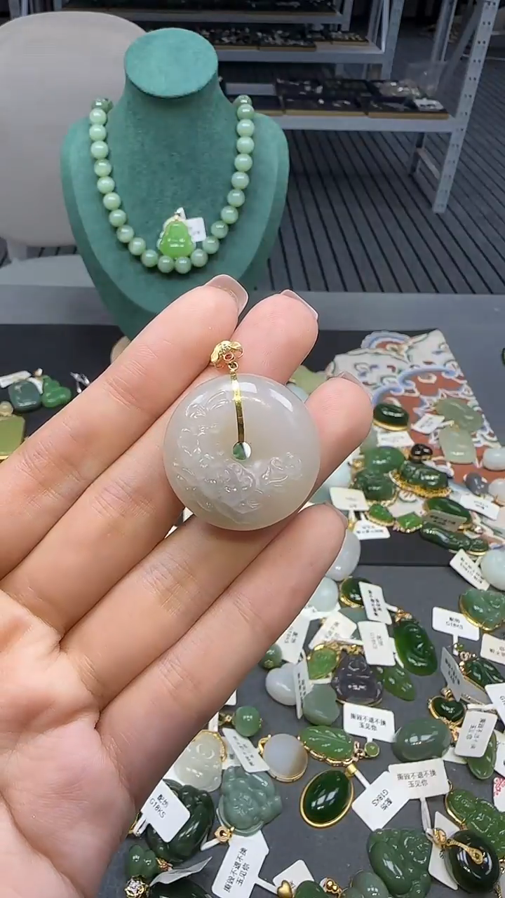 18K金镶嵌和田玉挂件1