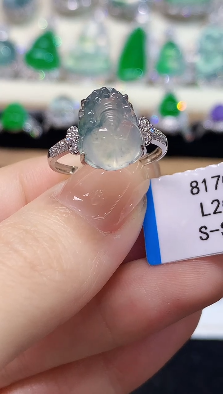 18K金镶嵌戒指翡翠多样性发其一