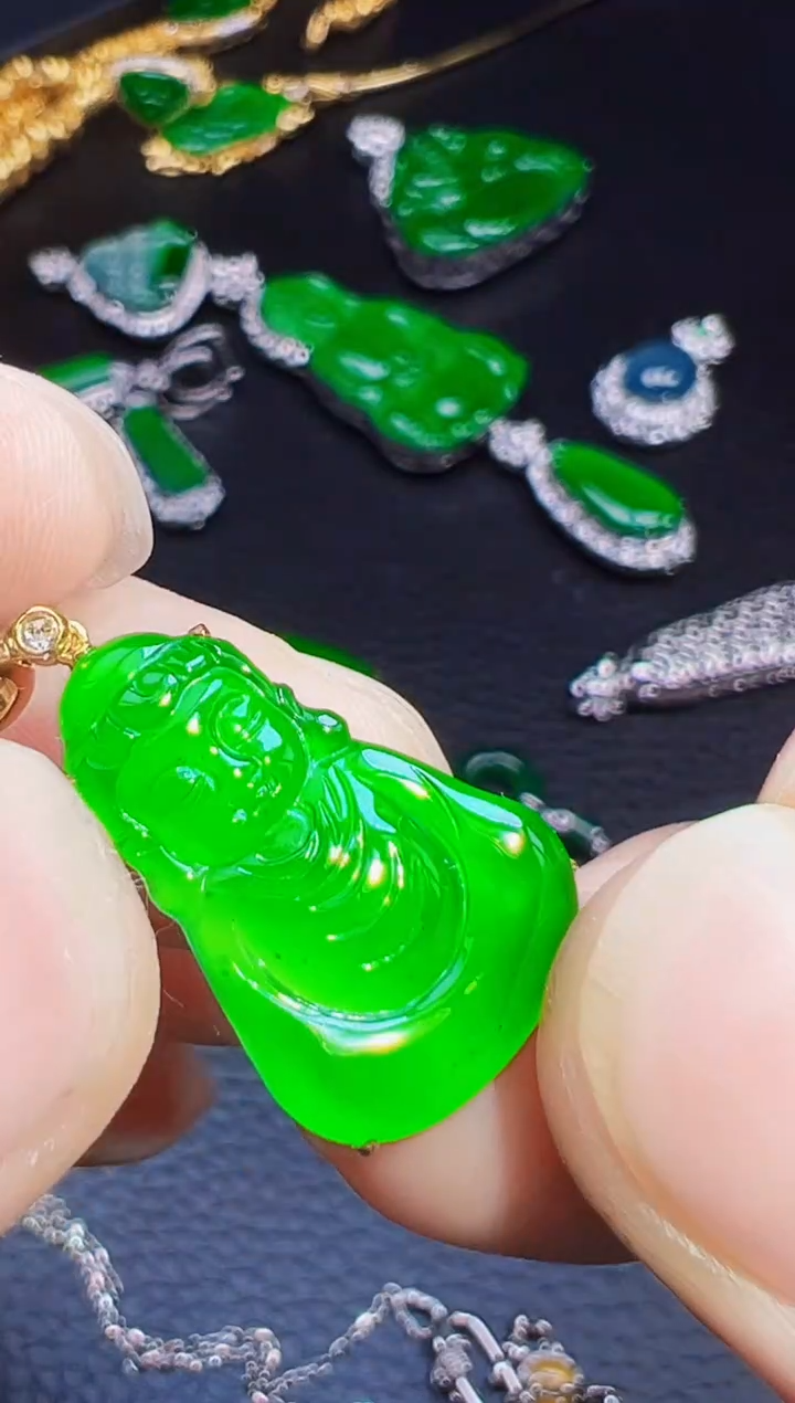 颈饰18K金镶嵌翡翠荆*鸟翡翠