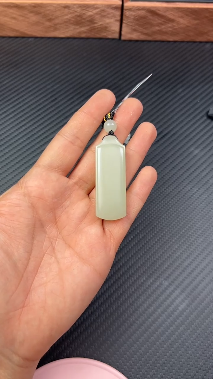 【闪购商品】和田玉吊坠(赠链)未镶嵌且末微色差迪克兰一细