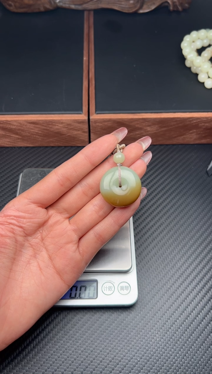 和田玉未镶嵌吊坠(赠链)若羌微色差   